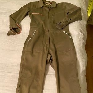 Faherty flight jumpsuit XS. The color says aloe. Khaki green looking to me.